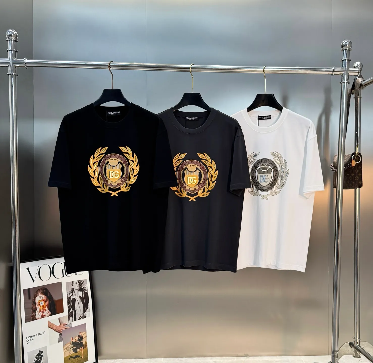 180 ⚜️ Dolce & Gabbana New Arrival T ， Same Style❤️ Gold ， + ， . ， g Breathable， ， 。 OK， ， ， Quality ！ ！ ：Black.Dark Gray.White.Sizes：S-3XL ❗️（175/145 L）